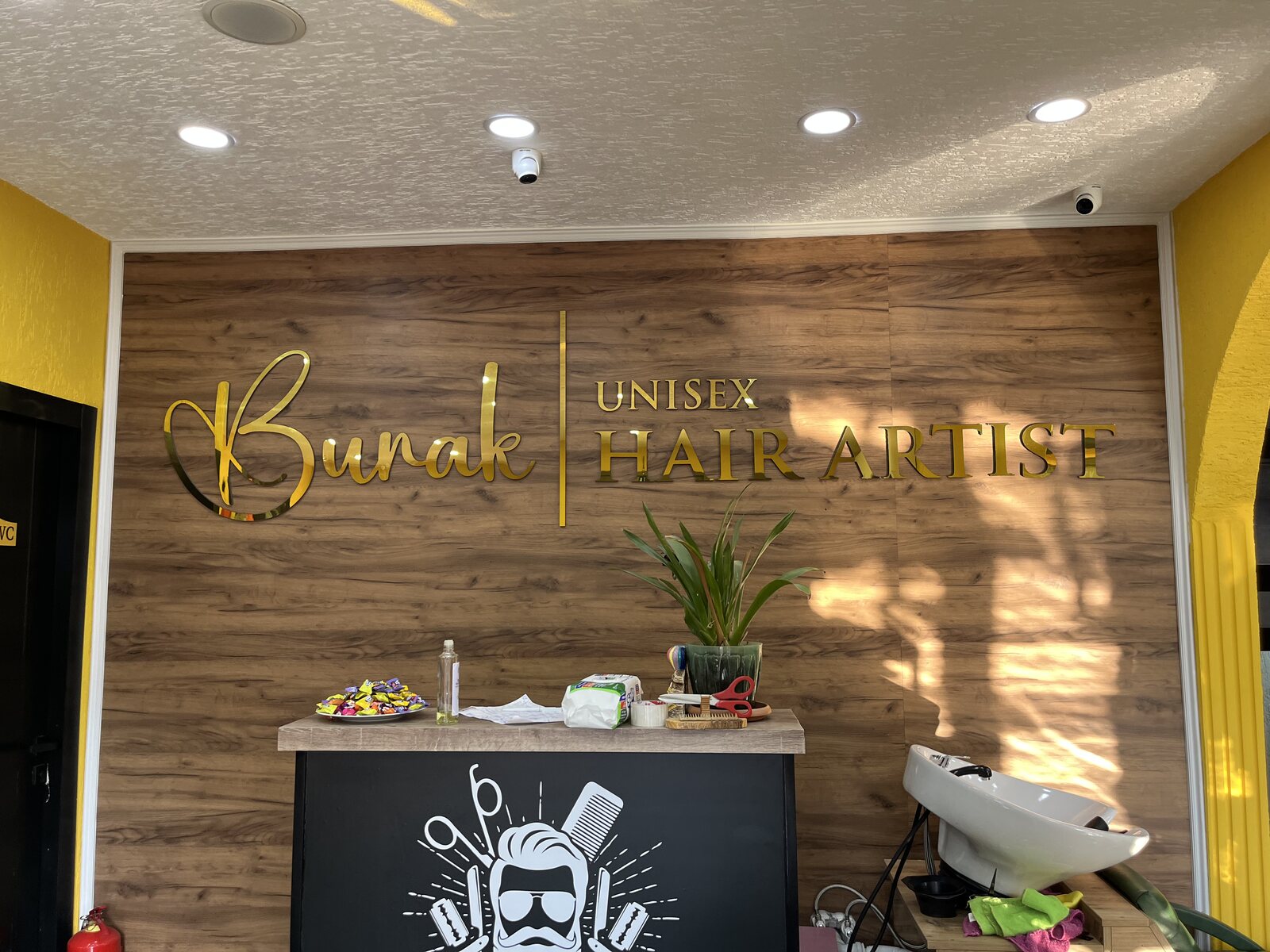 Gold logo duvar