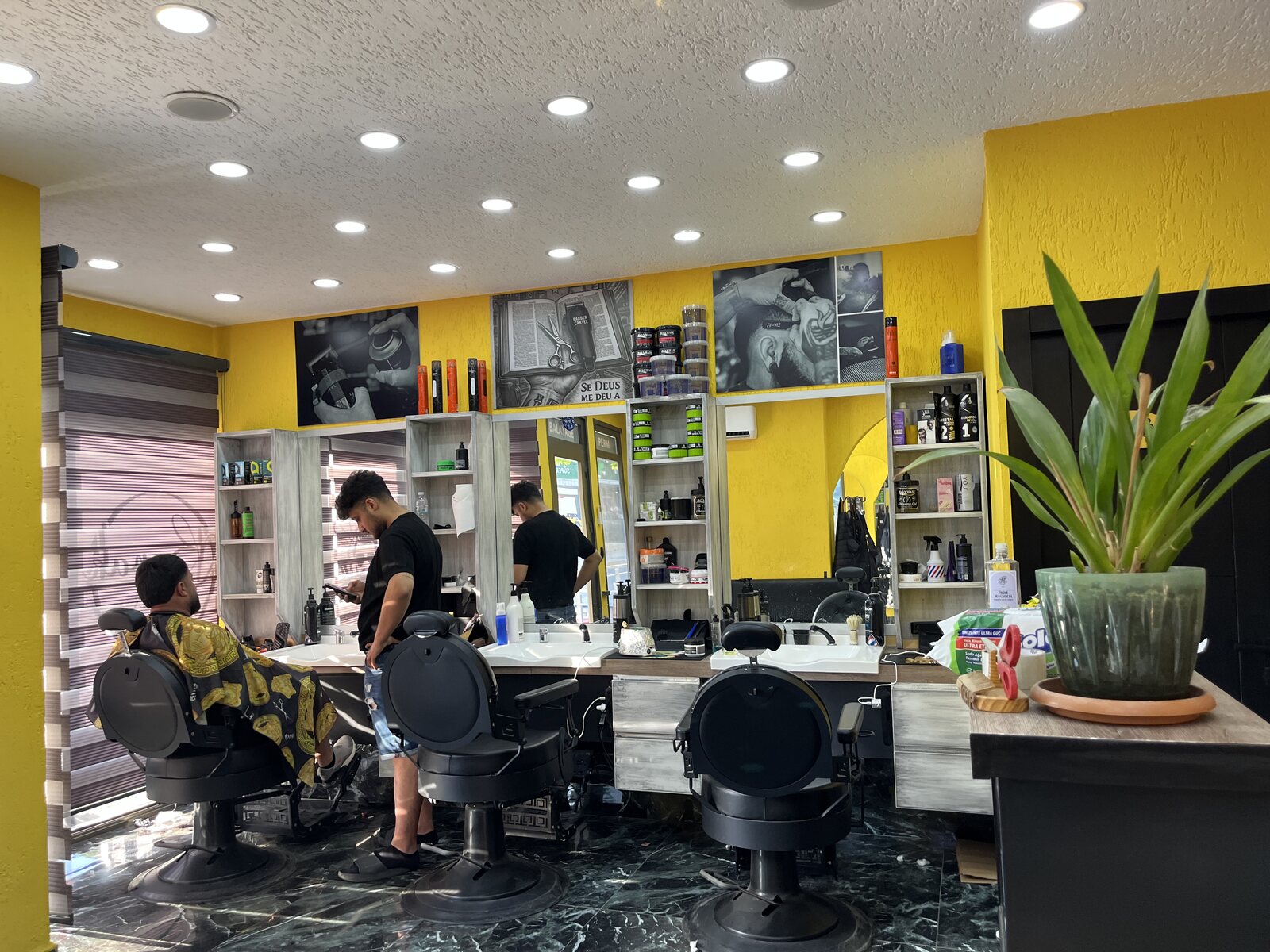 Burak Hair Artist iç mekan, berber koltukları