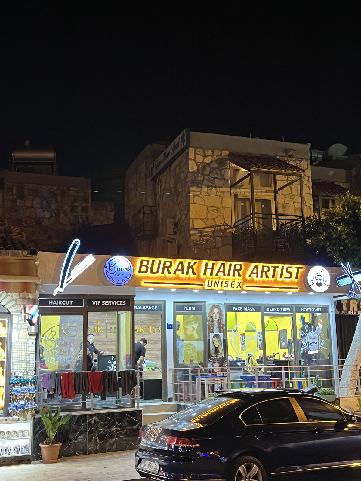 Burak Hair Artist gece neon tabela dış cephe